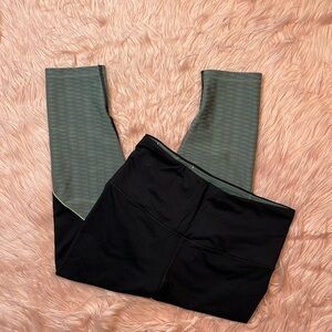 Victoria’s Secret Sport Black & Gray Cropped Leggings Size Medium